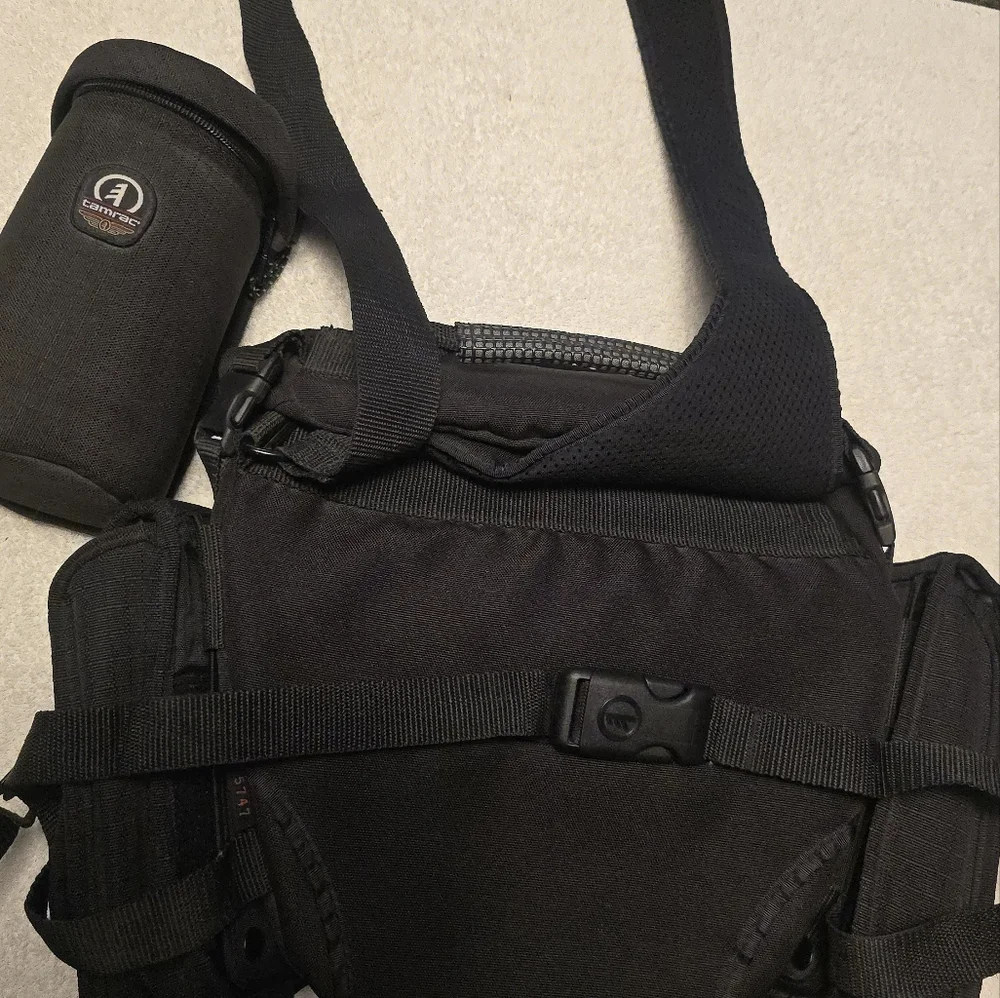 Tamrac Velocity 7 Sholder Bag with 2 extra lens/accessories side cases.